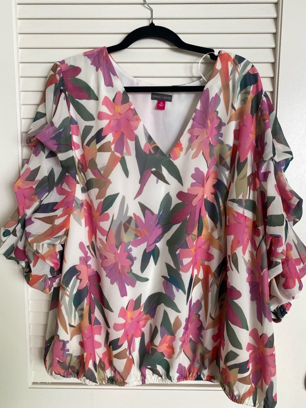 Vince Camuto White Floral V-Neck Ruffle Sleeve Blouse
